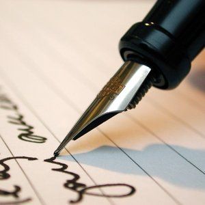 Imagen de una pluma escribiendo